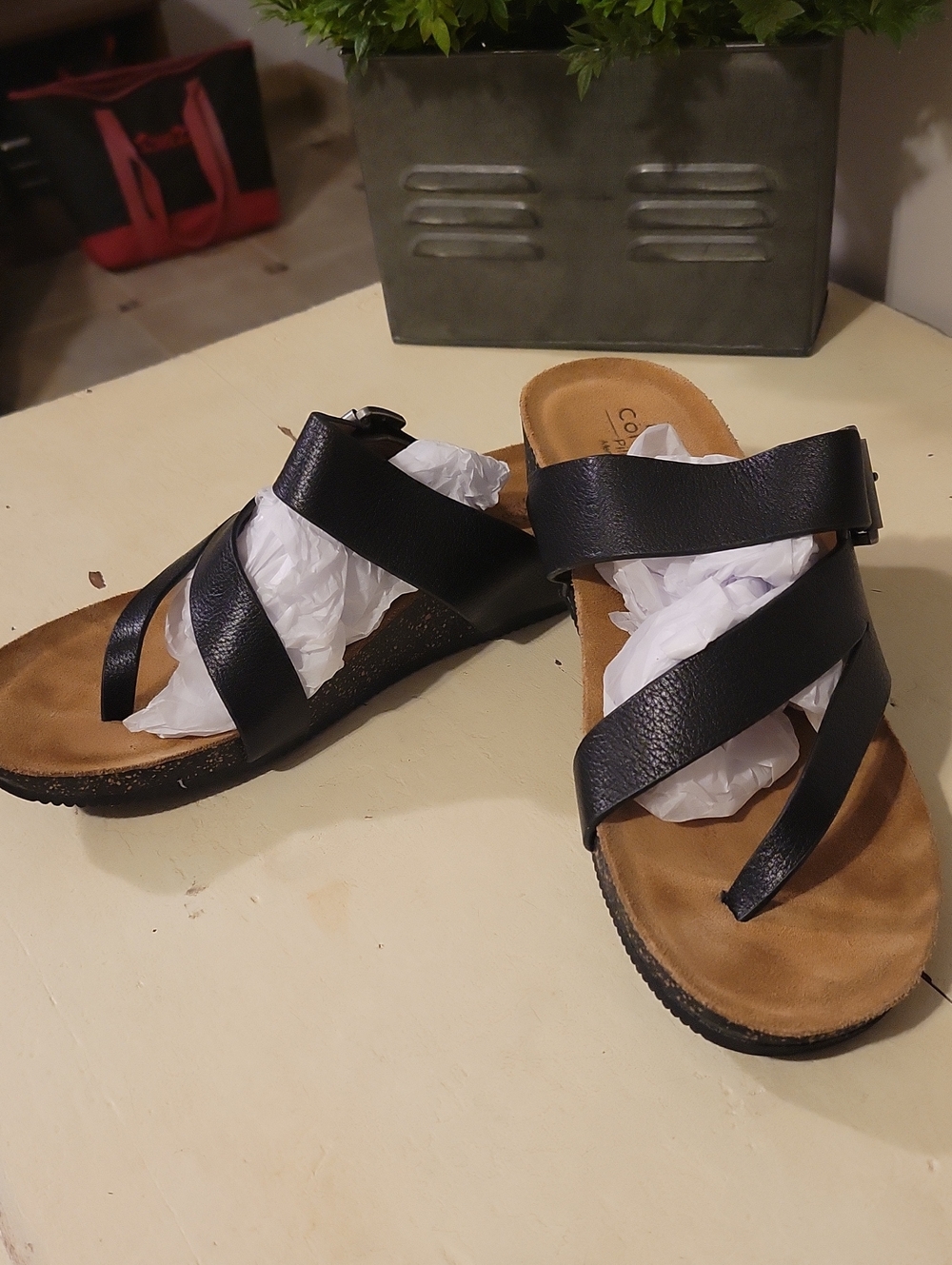 Womens Comfortive Sandals In Size 10